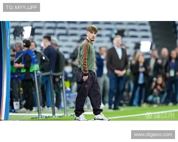 卡尔与家人共赴伯纳乌观战 未能上场